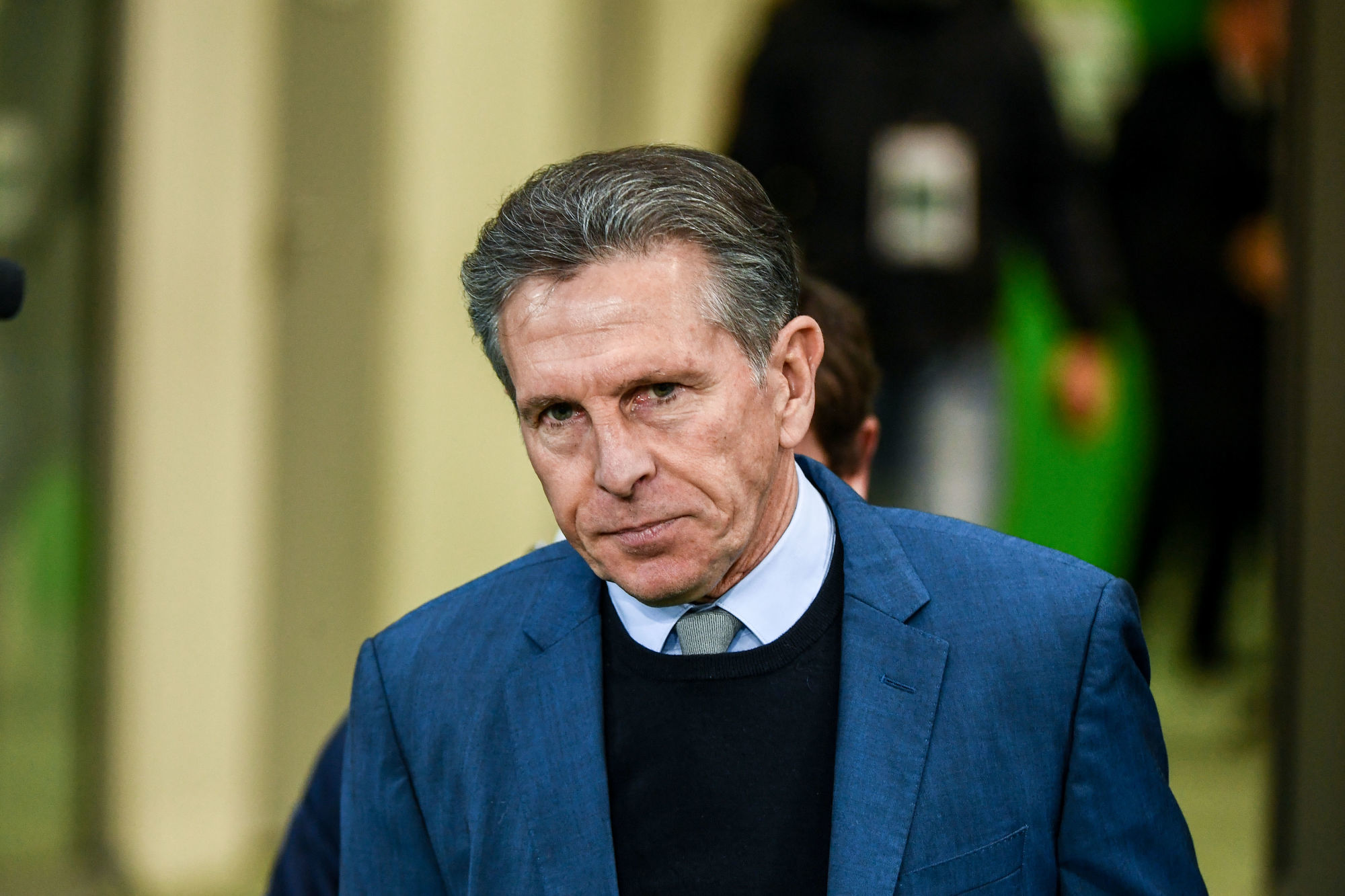 Claude Puel regarde vers le bas ...