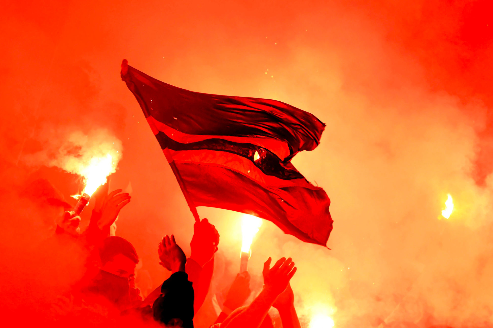 #OLASSE : Le départ du bus stéphanois devant une horde de supporters