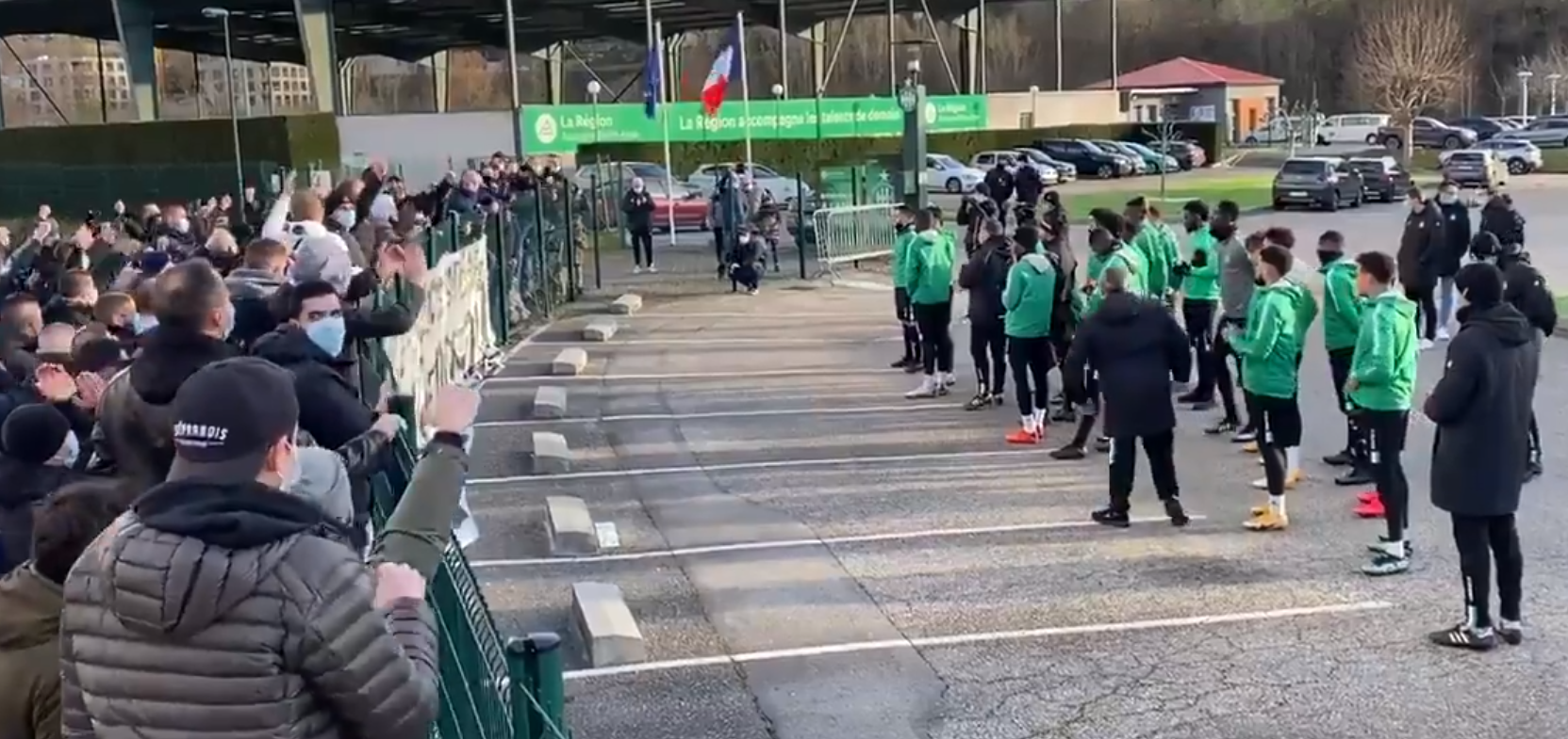 🚨 Flash : Les supporters stéphanois encouragent les joueurs à l’Etrat !