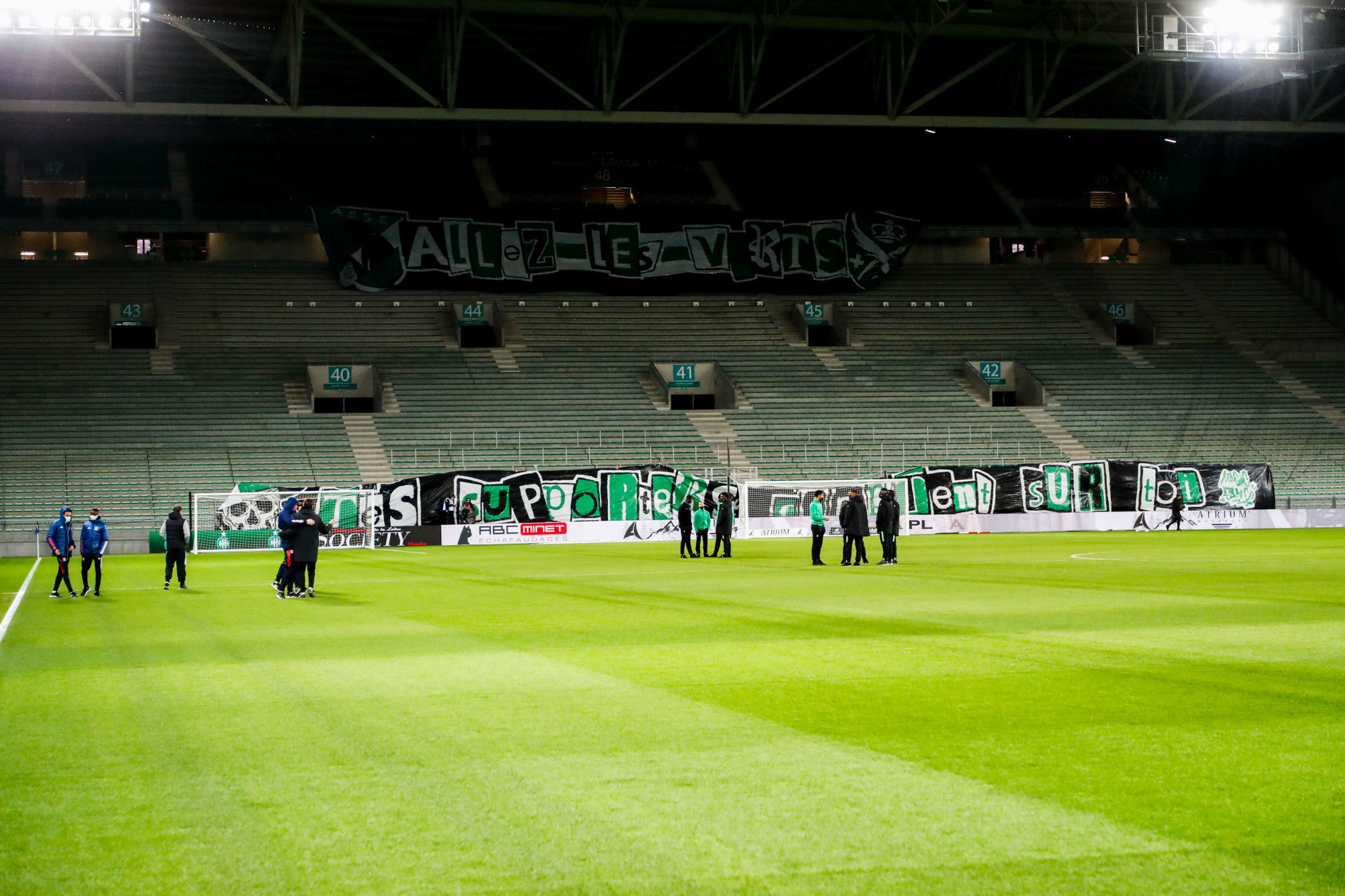 🚨 Geoffroy Guichard, une pelouse qui revient du diable Vau…vert !