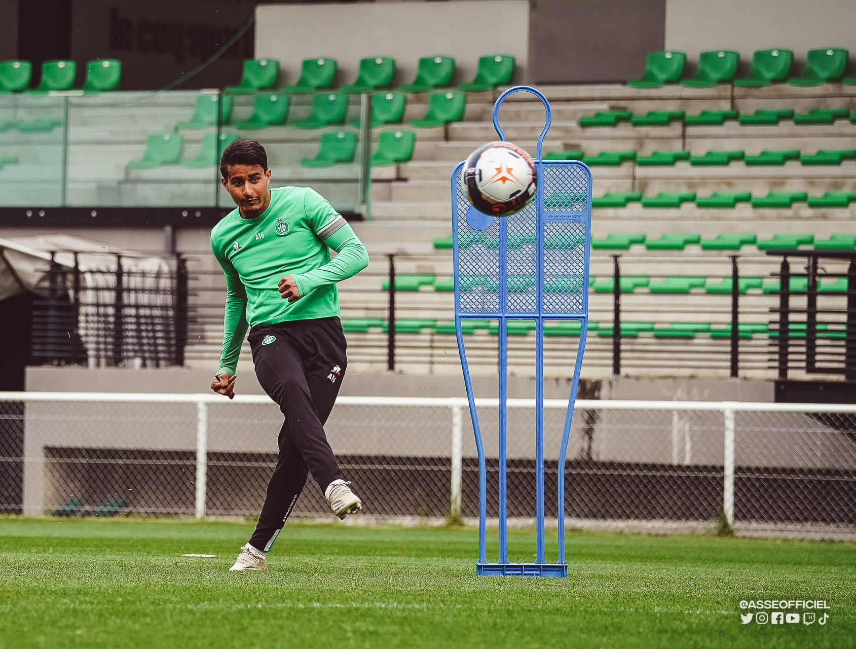 Hors jeu : Quel matériel de foot utilise l’ASSE de Claude Puel ?