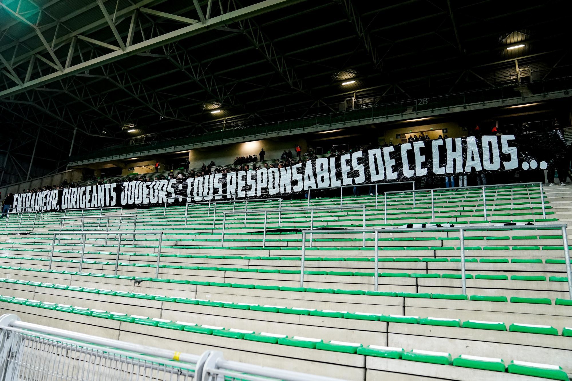 🚨 Flash info : Tension entre staff-joueurs et supporters à l'aéroport !