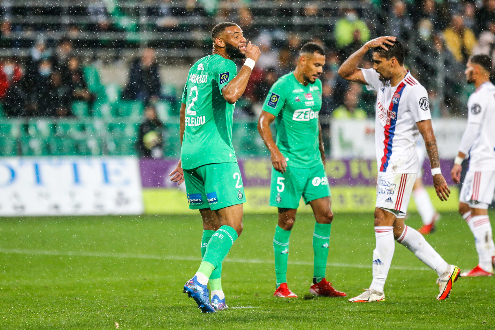 Moukoudi derrière son entraineur !