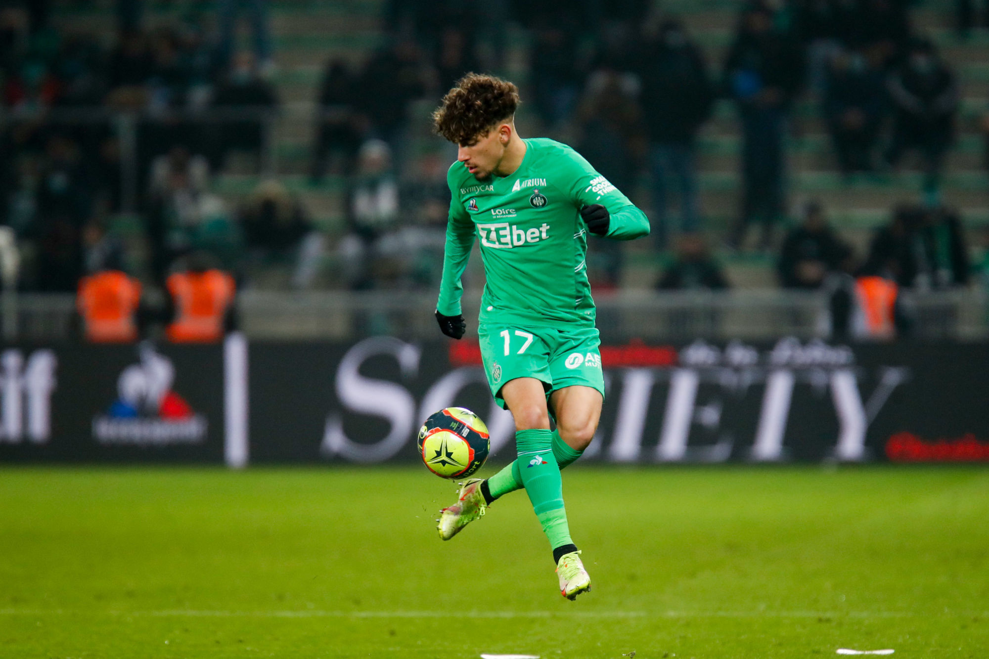 Mercato : Adil Aouchiche suivi par le Milan AC