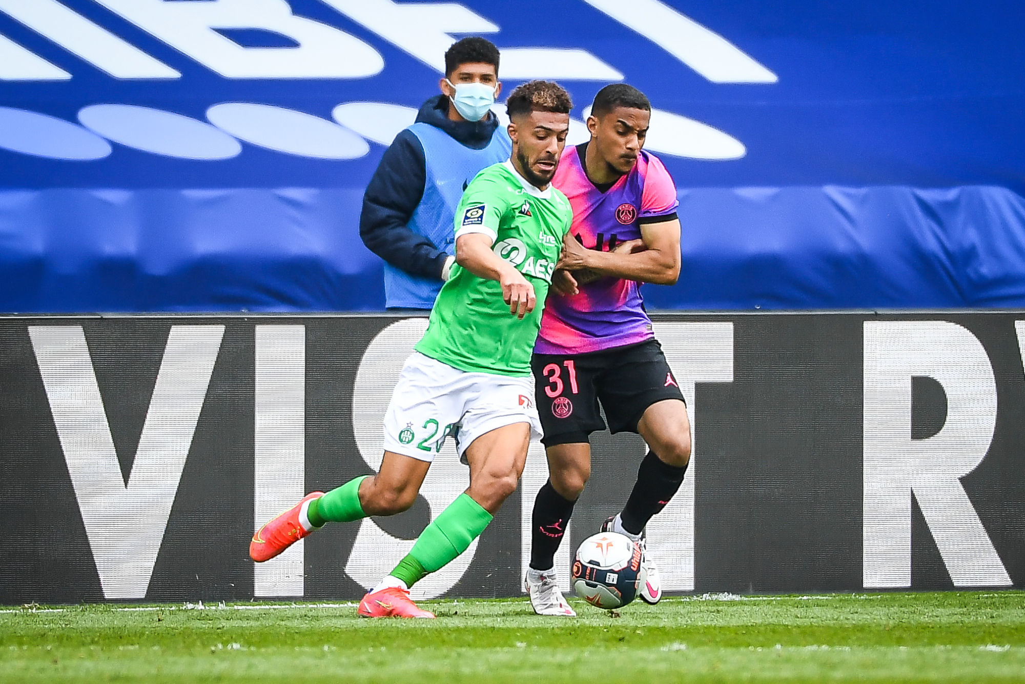 Denis Bouanga s’affiche au vélodrome !