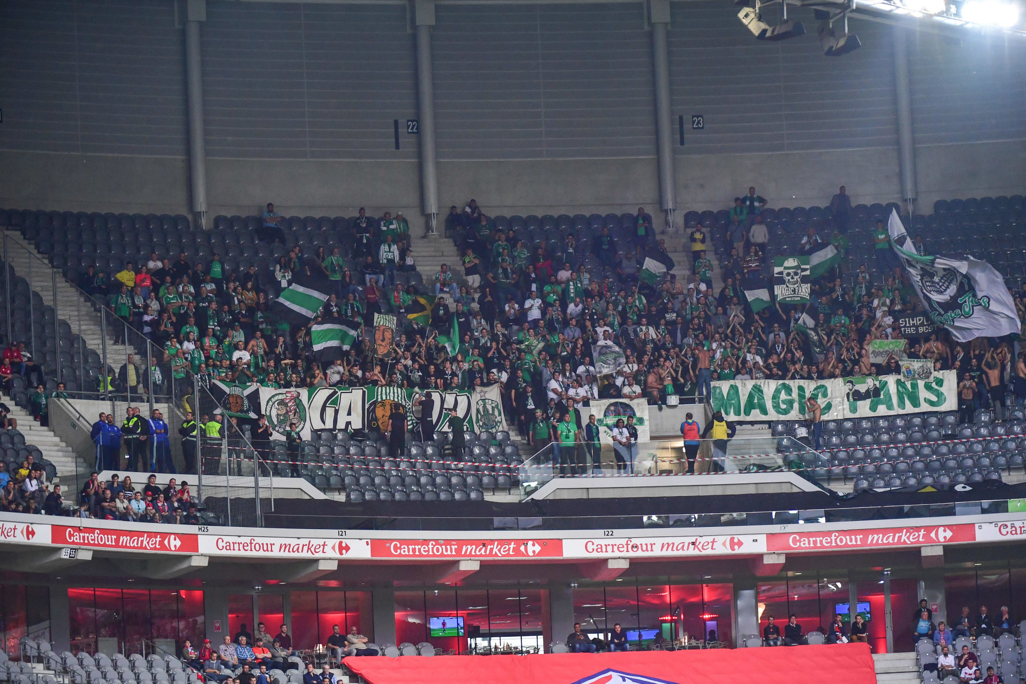 #LOSCASSE : Les supporters stéphanois devant le tribunal avant la rencontre !