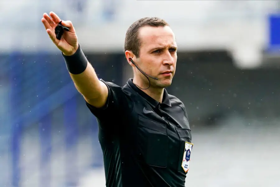 Ligue 2 : 4 arbitres épinglés après une histoire rocambolesque
