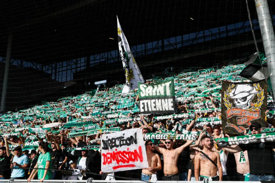 Les supporters étalent des banderoles cyniques tout au long du match !