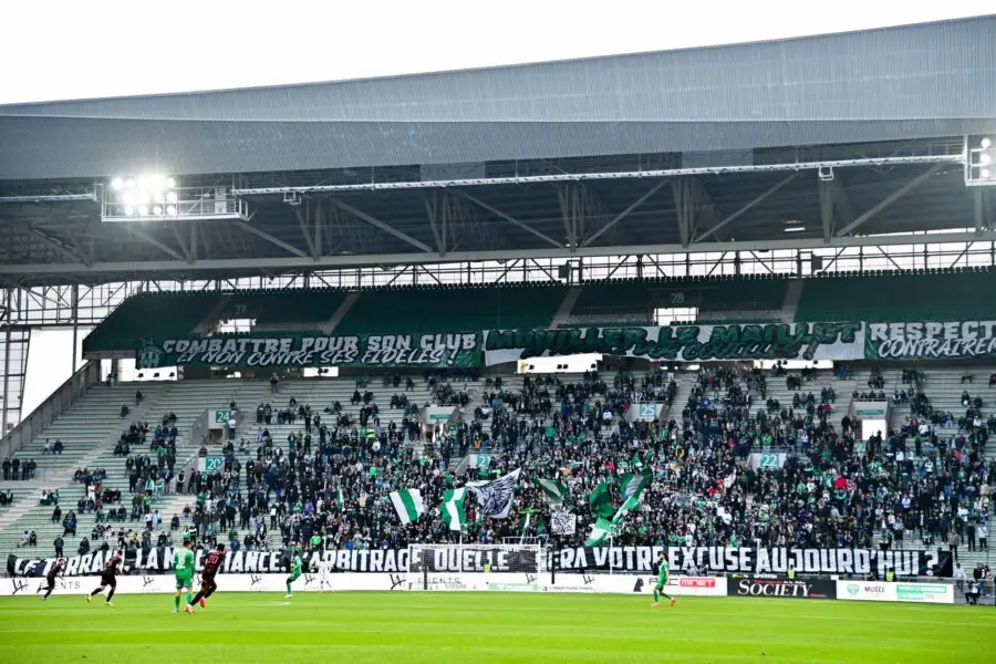 🚨 Les Green Angels, mécontents, affichent une banderole provocatrice !