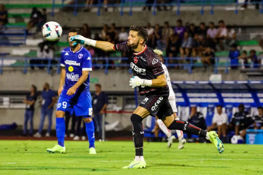 🗣 Le coach de Gautier Larsonneur réagit après le départ de son gardien