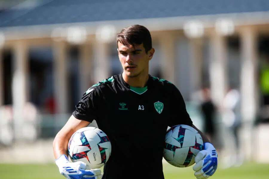 💥 Mercato : Le Milan AC accèlere pour Noah Raveyre !