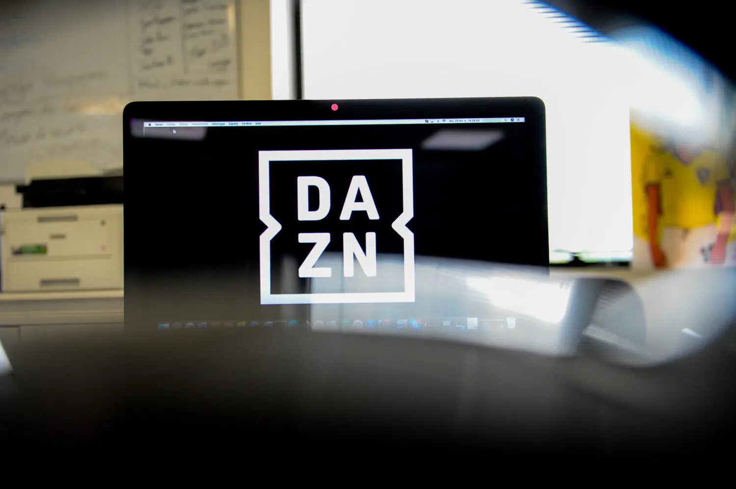 Crise des droits TV : DAZN sort le carnet de chèques !