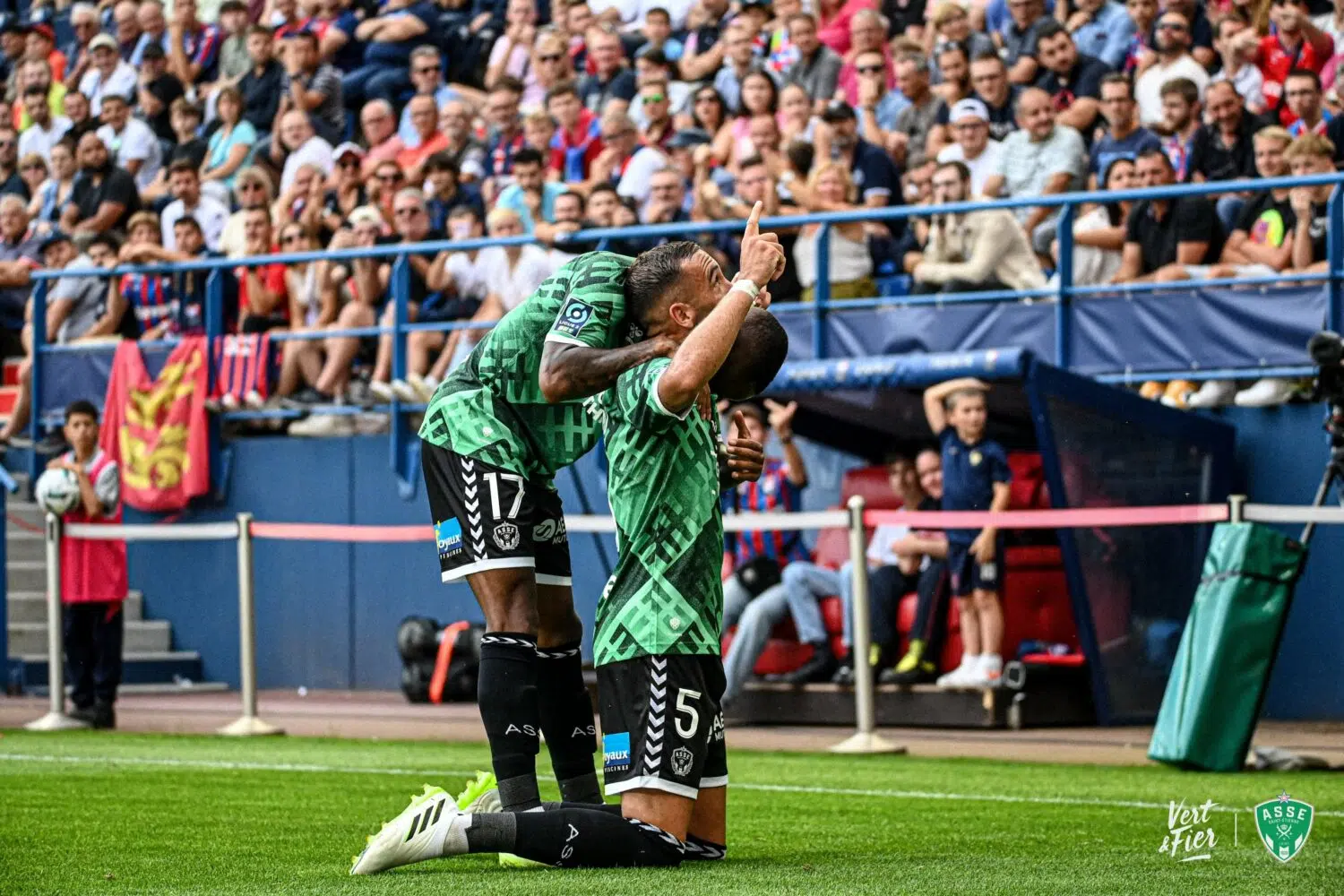 Les Verts gagnent chez le leader et se relancent, les buts en images !