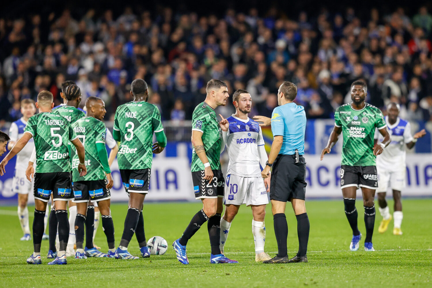 ASSE : Les Verts sanctionnés de trois points et quatre matchs ferme à huis  clos après les incidents contre l'AJ Auxerre