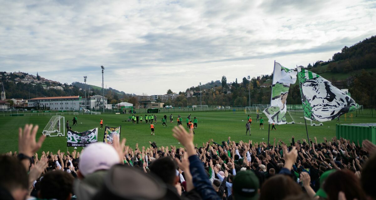 L'ambiance dingue des supporters avant le Derby - ASSE