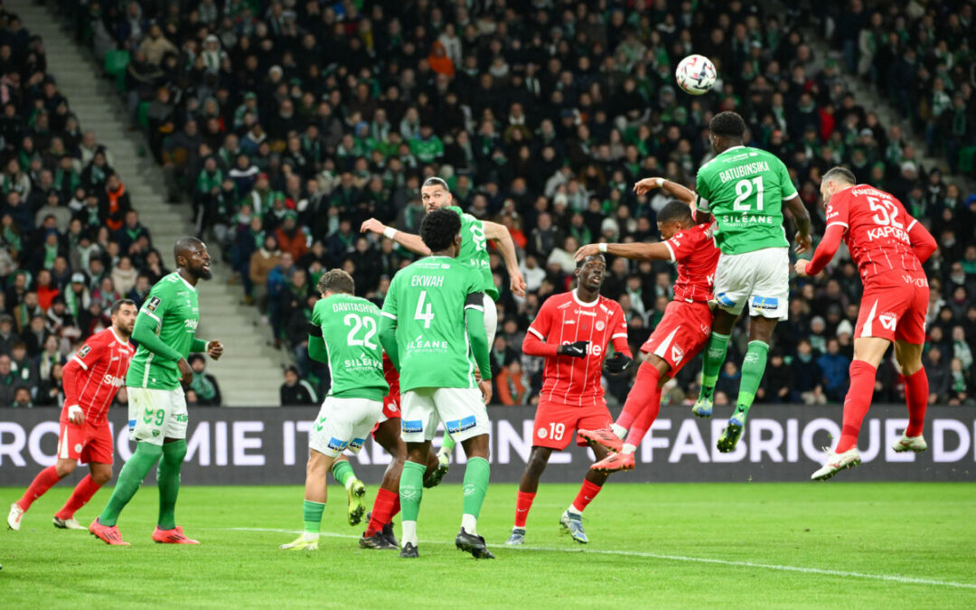 Olivier Dall'Oglio félicite un de ses joueurs - ASSE