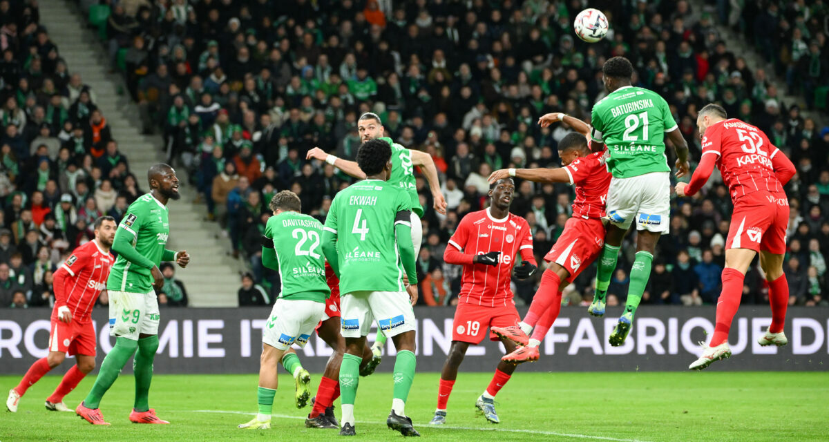 Olivier Dall'Oglio félicite un de ses joueurs - ASSE