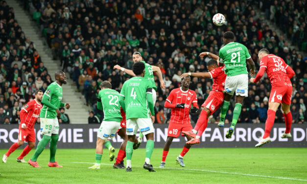 Olivier Dall'Oglio félicite un de ses joueurs - ASSE