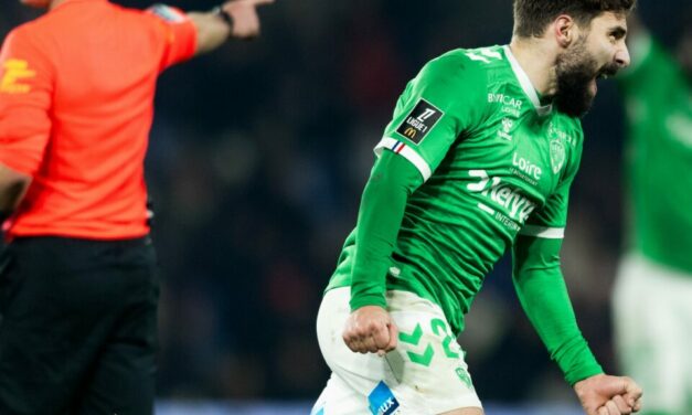 PSG-ASSE : Le coup franc superbe de Davitashvili en images