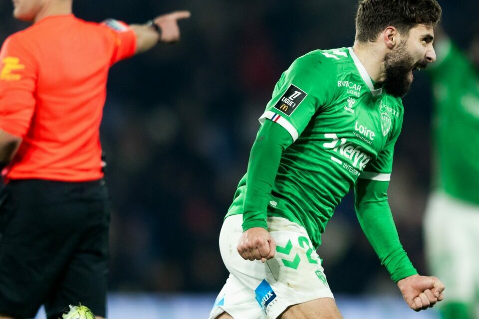 PSG-ASSE : Le coup franc superbe de Davitashvili en images