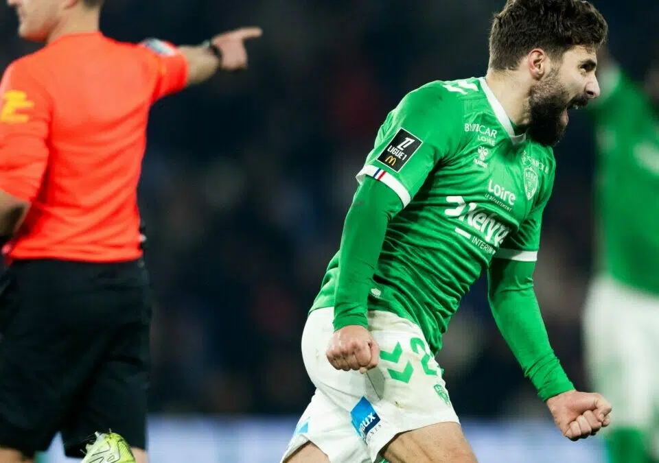 PSG-ASSE : Le coup franc superbe de Davitashvili en images