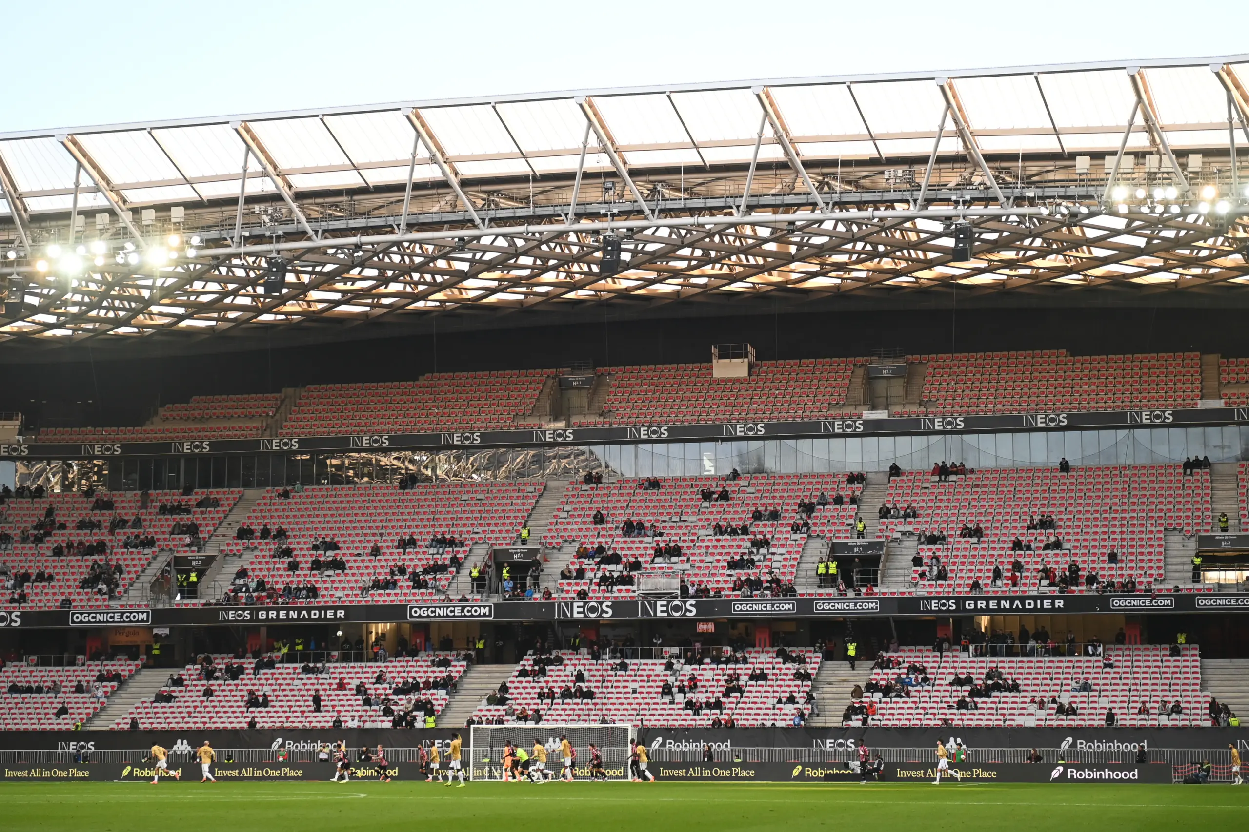 Nice : avant l’ASSE, les supporters montent un cirque