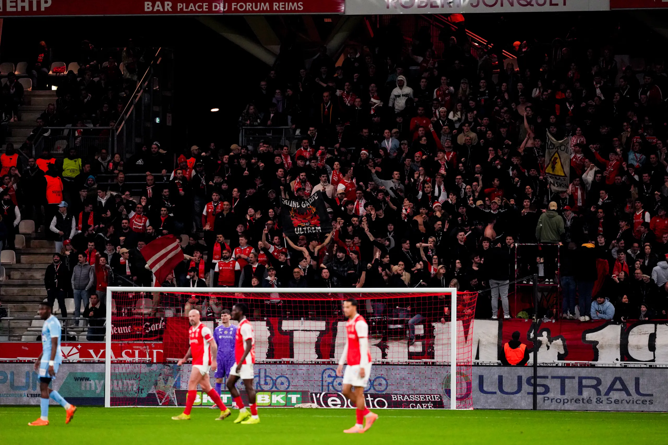 Ligue 2 : Un prétendant à la montée tape du poing sur le table