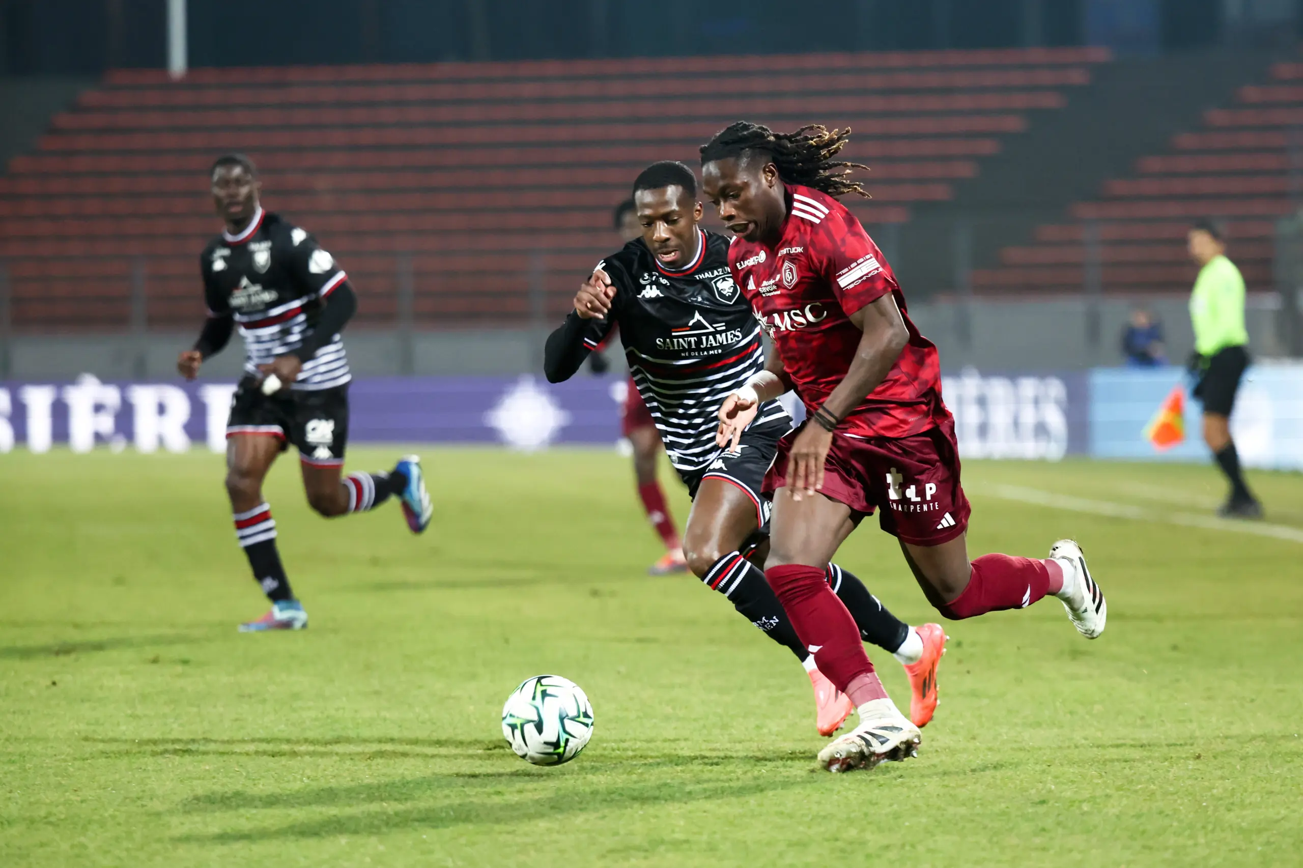 Mercato : Un attaquant prometteur rejoint la Ligue 2