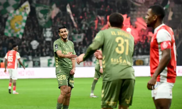 R&eacute;duits &agrave; dix, les R&eacute;mois font chuter l&rsquo;ASSE dans un duel cl&eacute; de L2