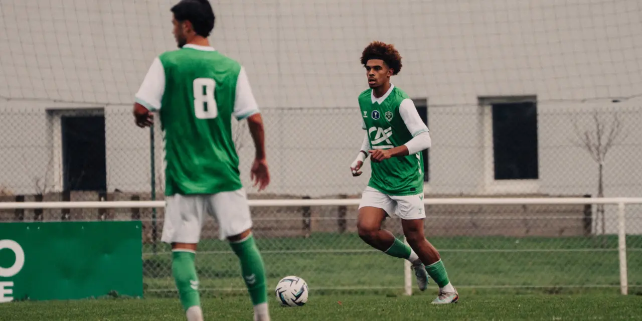 &Agrave; 16 ans, ce d&eacute;fenseur de l&rsquo;ASSE s&eacute;duit les Bleus