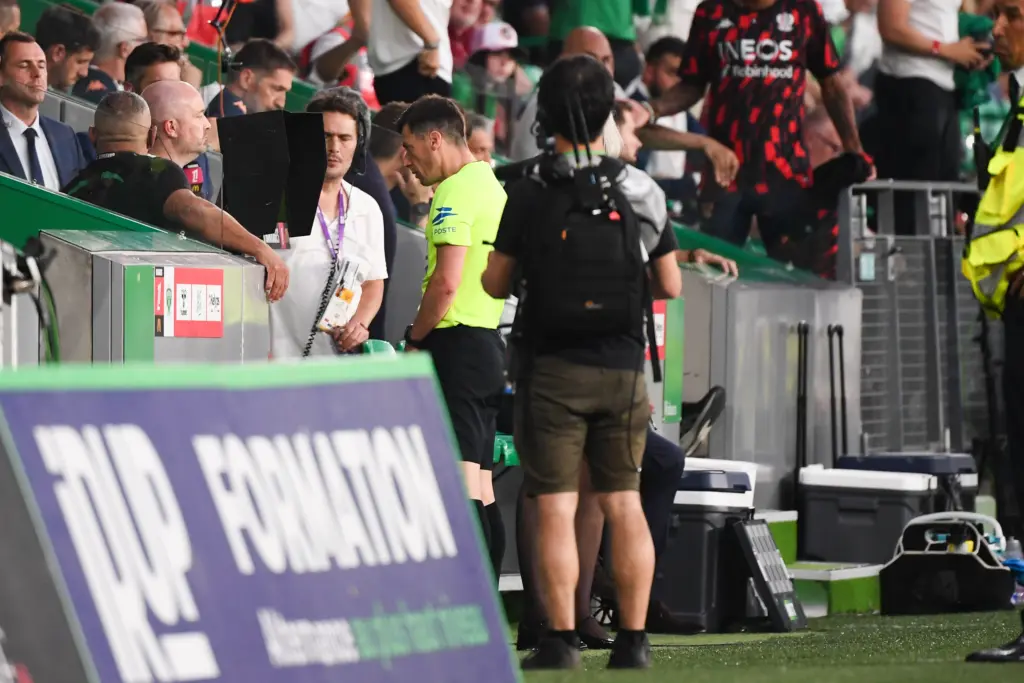 ASSE-Nice : Bastien explique à Montanier pourquoi les Verts n'ont eu ni penalty ni coup franc