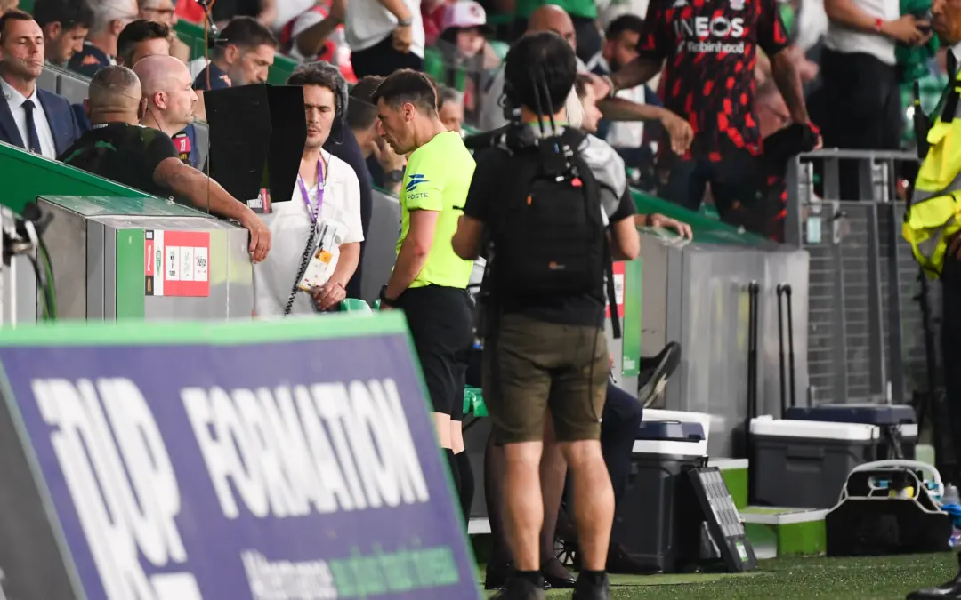 ASSE-Nice : Bastien explique &agrave; Montanier pourquoi les Verts n'ont eu ni penalty ni coup franc
