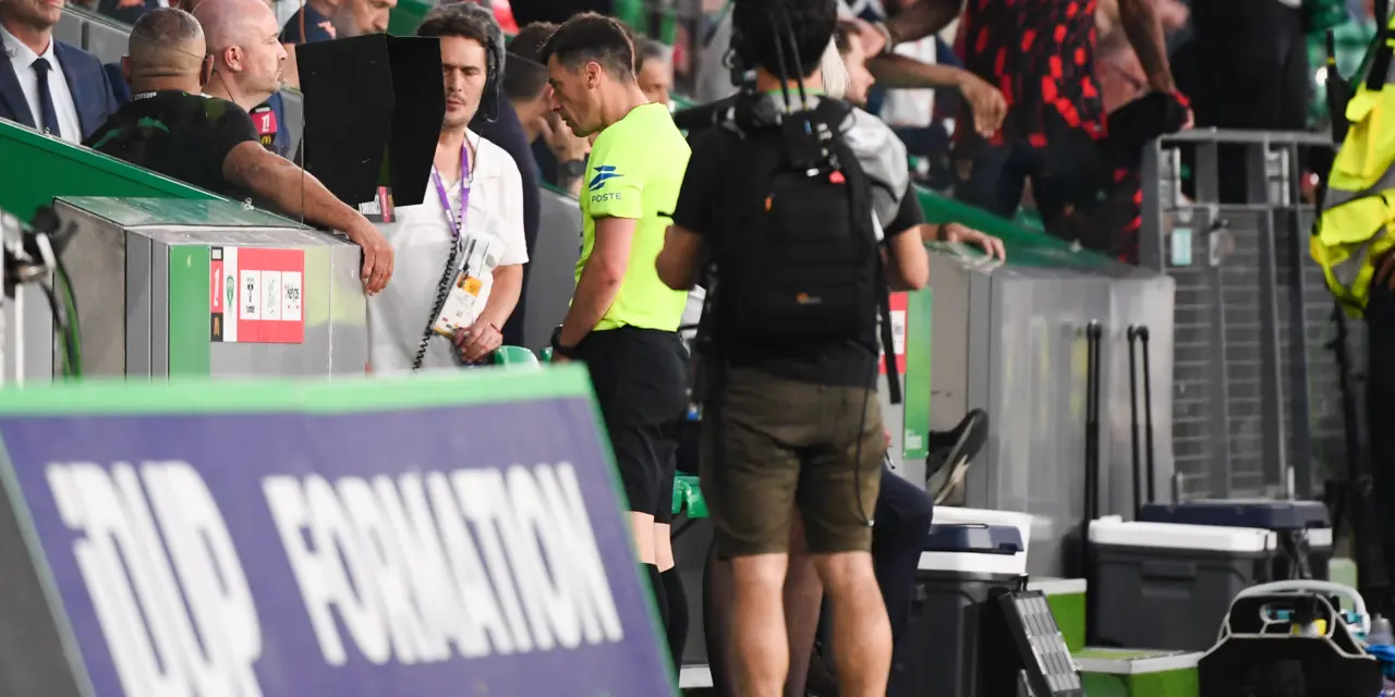 ASSE-Nice : Bastien explique &agrave; Montanier pourquoi les Verts n'ont eu ni penalty ni coup franc