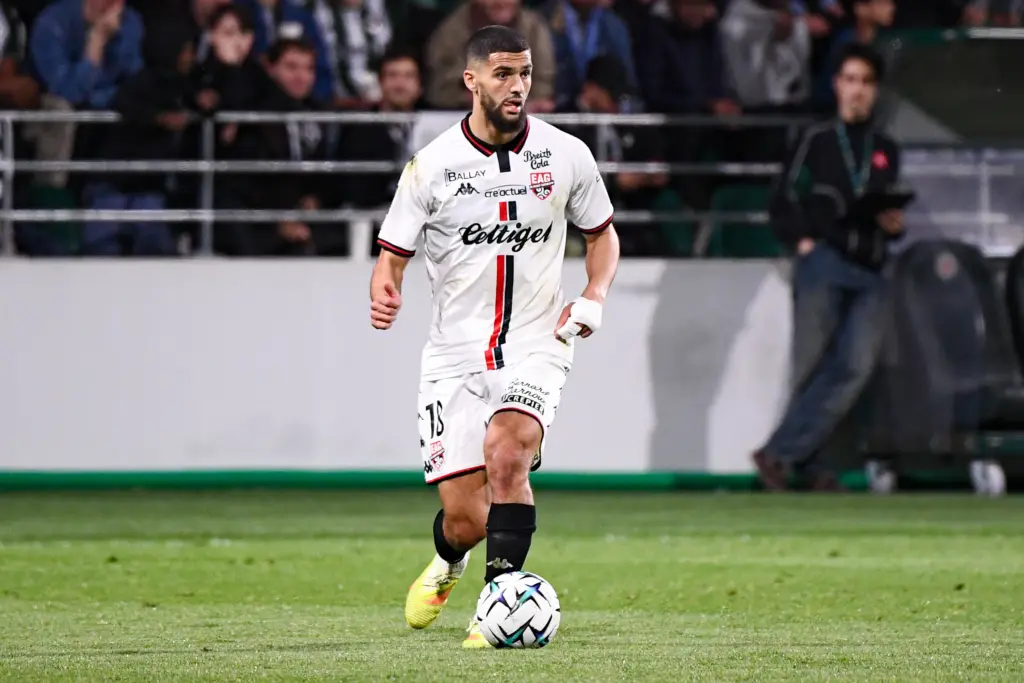 Mercato : L'ASSE négocie l'arrivée d'un nouveau défenseur central