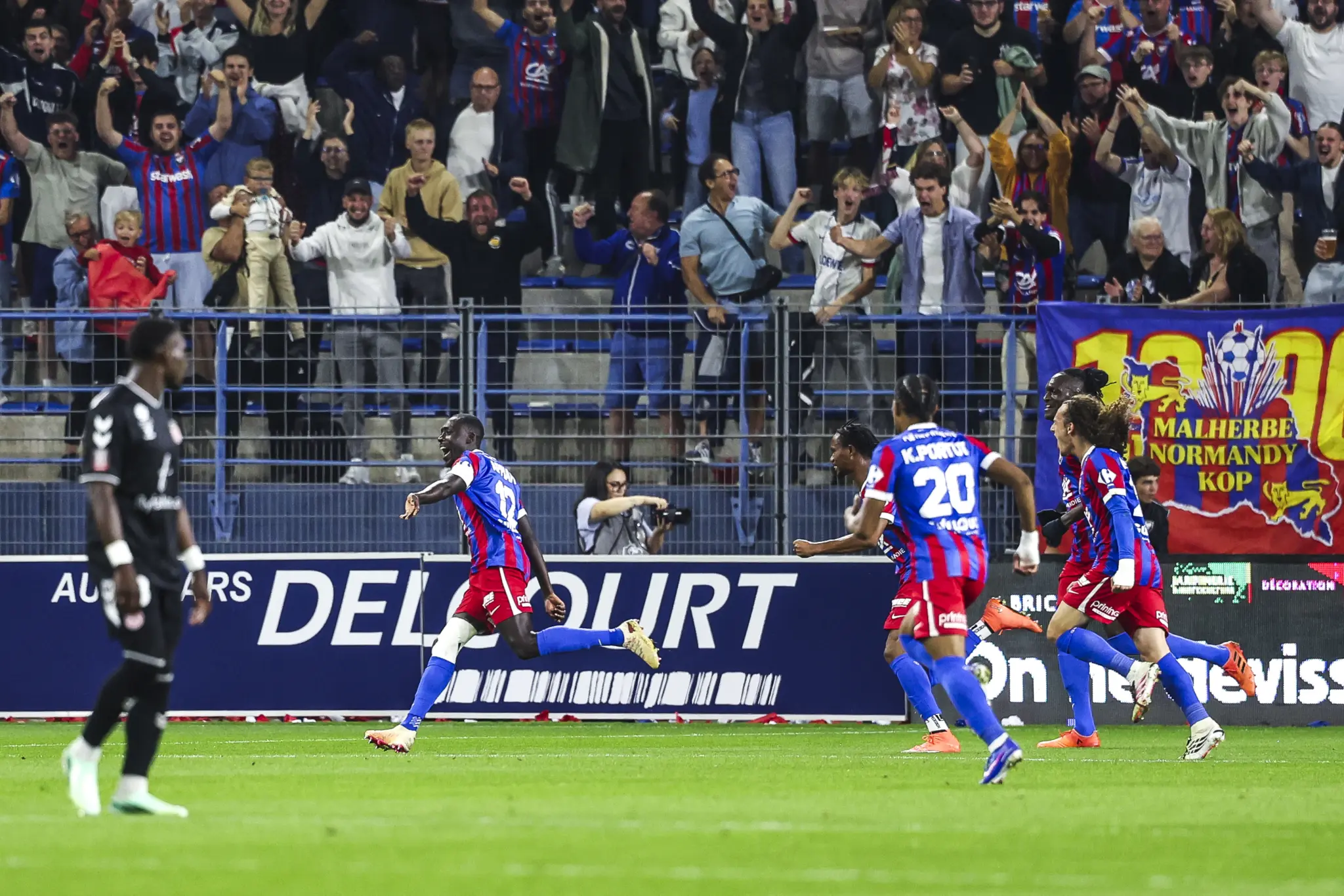 Dennis Appiah marque et fait tomber le leader avec Caen