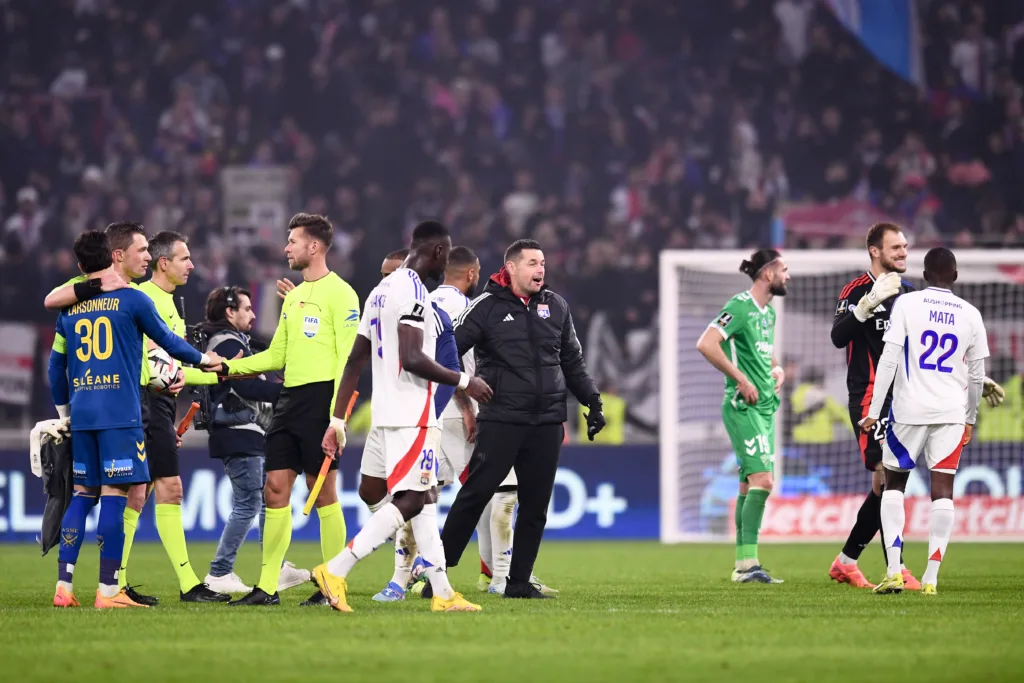 ASSE : Pierre Sage ferme la porte aux Verts avec humour