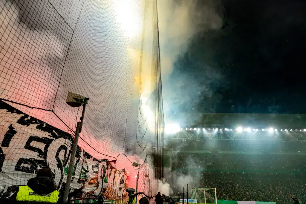L’ASSE tape du poing sur la table après les 35 ans des Magic Fans